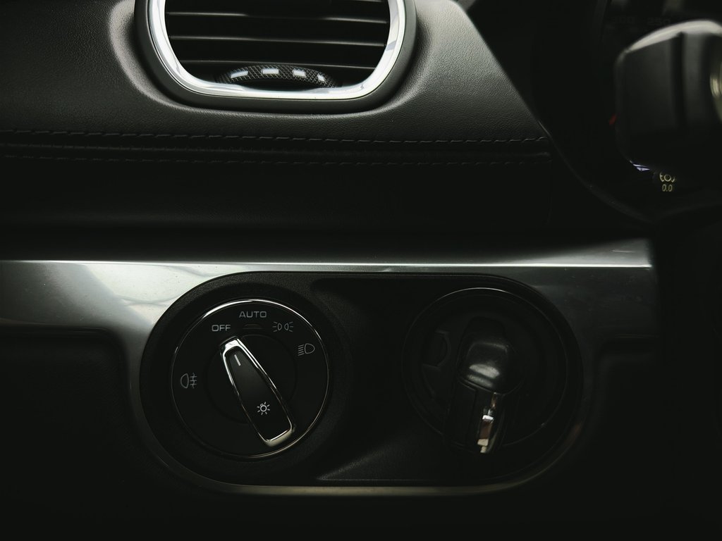 2018 Porsche 718 Boxster Manual transmission in Laval, Quebec - 28 - w1024h768px