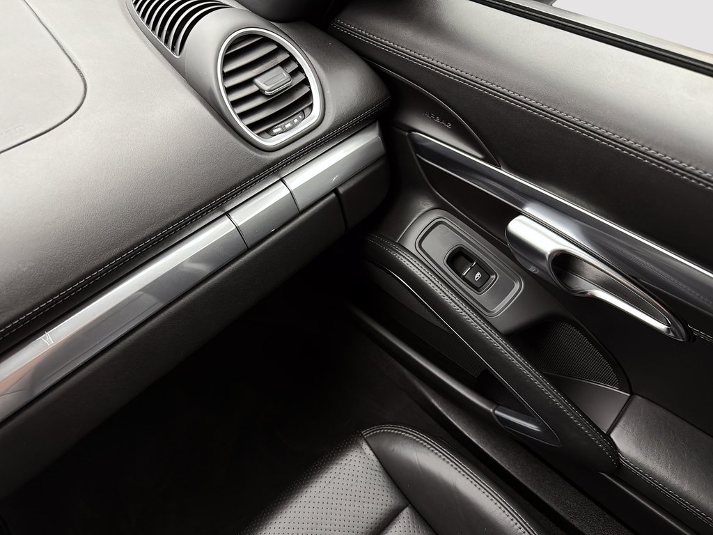 2018 Porsche 718 Boxster Manual transmission in Laval, Quebec - 31 - w1024h768px