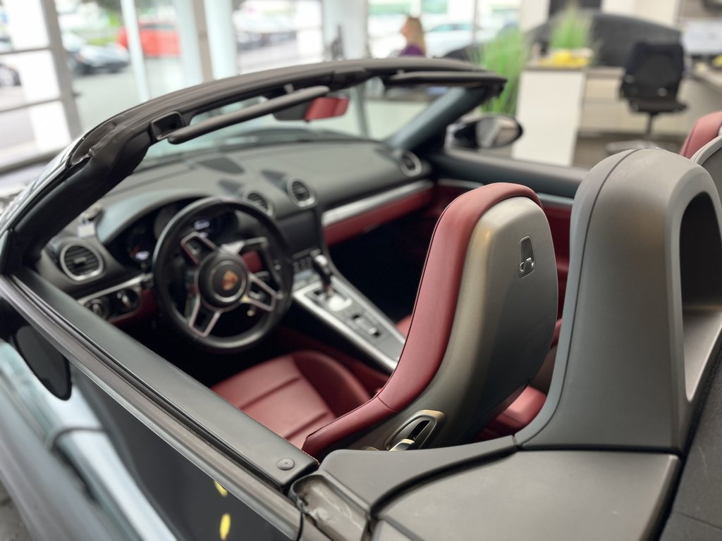 2019  718 Boxster S PDK, Sport Tailpipes, 20 Carrera S Wheels in Laval, Quebec - 16 - w1024h768px