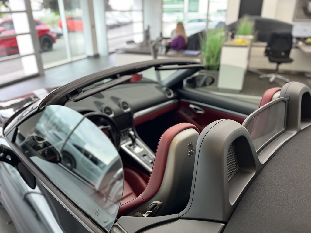 2019  718 Boxster S PDK, Sport Tailpipes, 20 Carrera S Wheels in Laval, Quebec - 15 - w1024h768px