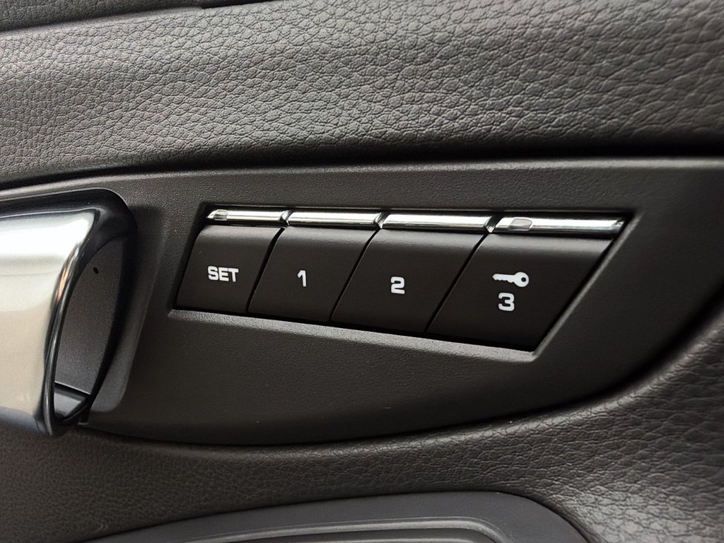 2012 Porsche 911 991 Carrera S in Laval, Quebec - 26 - w1024h768px
