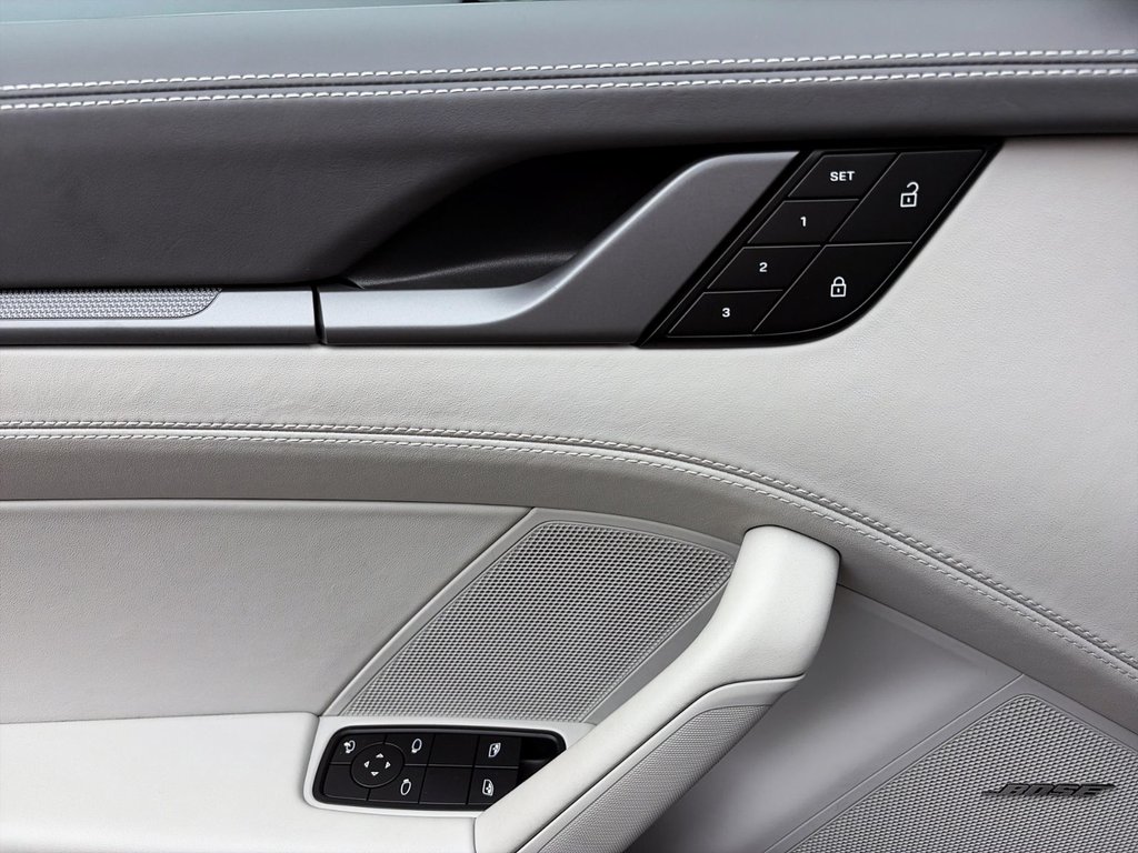 2022 Porsche 911 Carrera in Laval, Quebec - 28 - w1024h768px