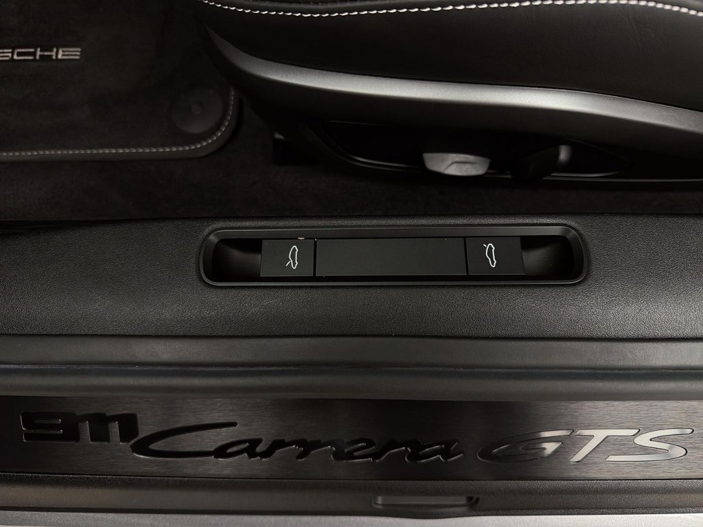2023 Porsche 911 in Laval, Quebec - 30 - w1024h768px
