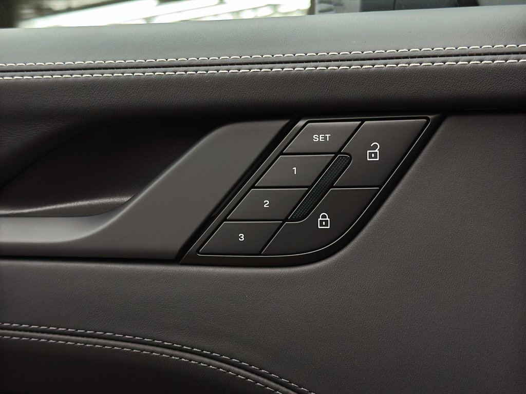 Porsche 911 Carrera 4 GTS Cabriolet 2025 à Laval, Québec - 33 - w1024h768px