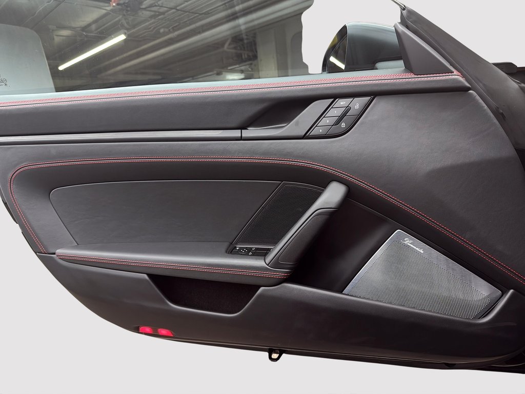 Porsche 911 Targa 4 GTS 2025 à Laval, Québec - 31 - w1024h768px