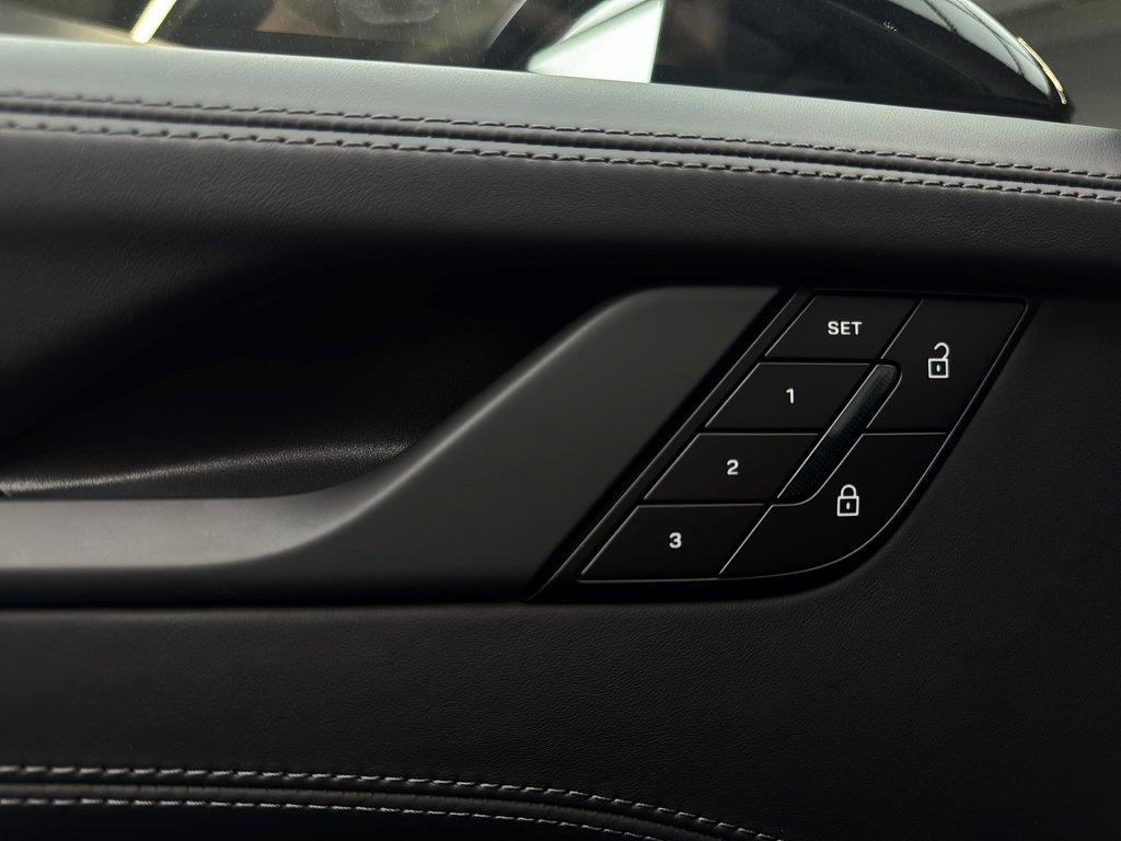 2025 Porsche 911 Targa 4 GTS Ceramic Composite Brakes in Laval, Quebec - 32 - w1024h768px