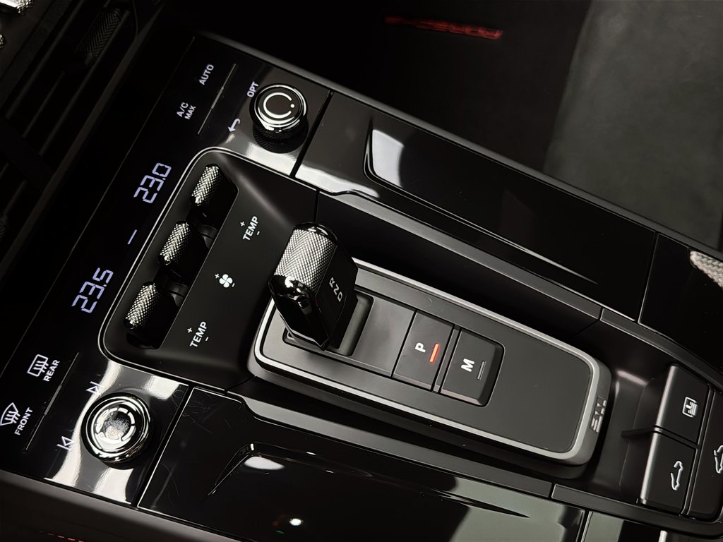 Porsche 911 Carrera 4 GTS SportDesign Package 2025 à Laval, Québec - 24 - w1024h768px