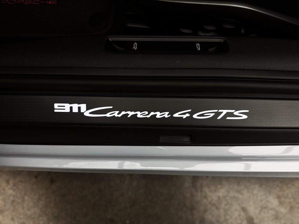 Porsche 911 Carrera 4 GTS SportDesign Package 2025 à Laval, Québec - 34 - w1024h768px