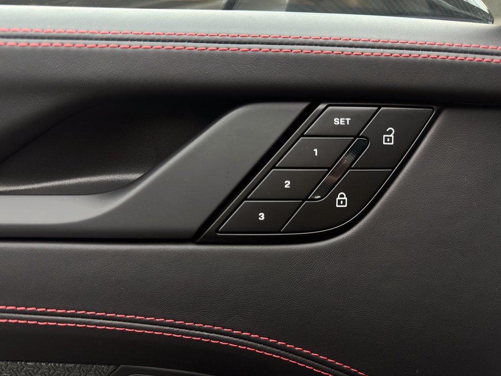 Porsche 911 Carrera 4 GTS SportDesign Package 2025 à Laval, Québec - 31 - w1024h768px