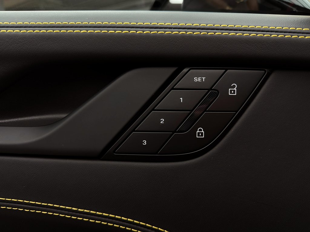 2025 Porsche 911 Targa 4 GTS Ceramic Composite Brakes in Laval, Quebec - 31 - w1024h768px