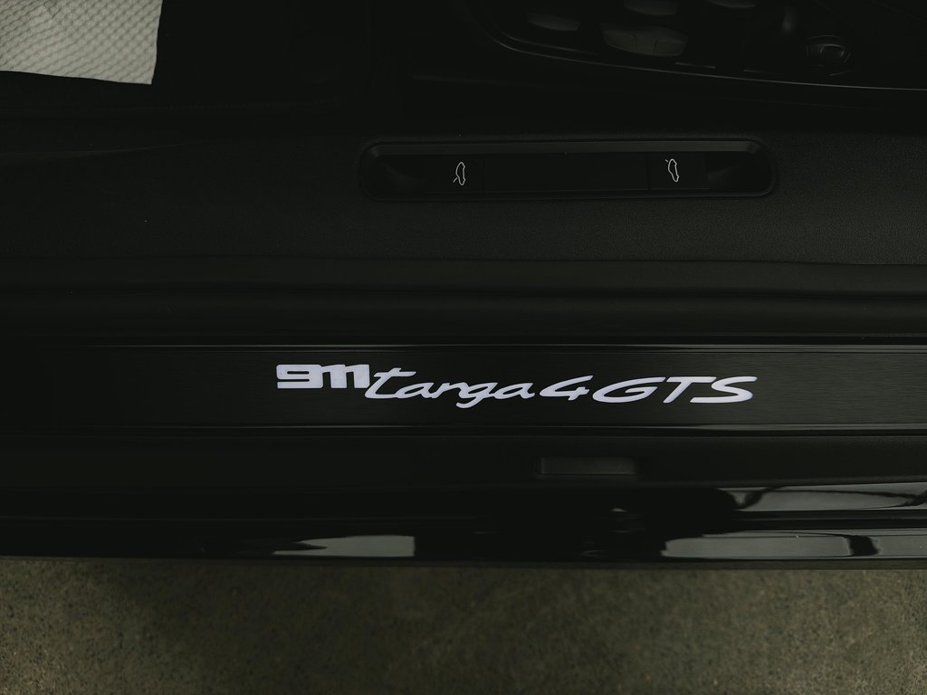 2025 Porsche 911 Targa 4 GTS Ceramic Composite Brakes in Laval, Quebec - 35 - w1024h768px