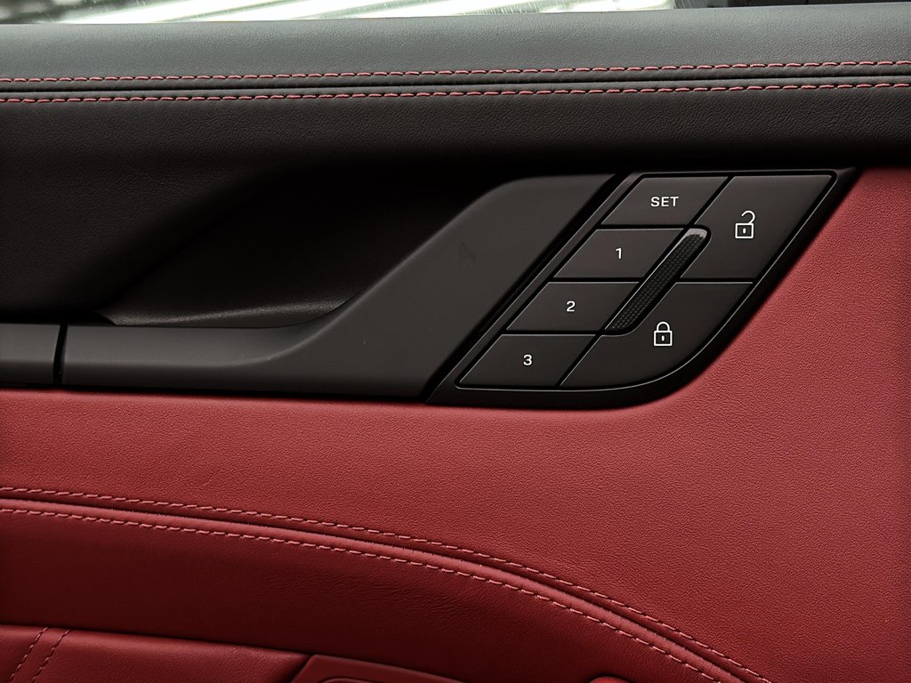 Porsche 911 Carrera 4 GTS Cabriolet Premium Package 2025 à Laval, Québec - 31 - w1024h768px