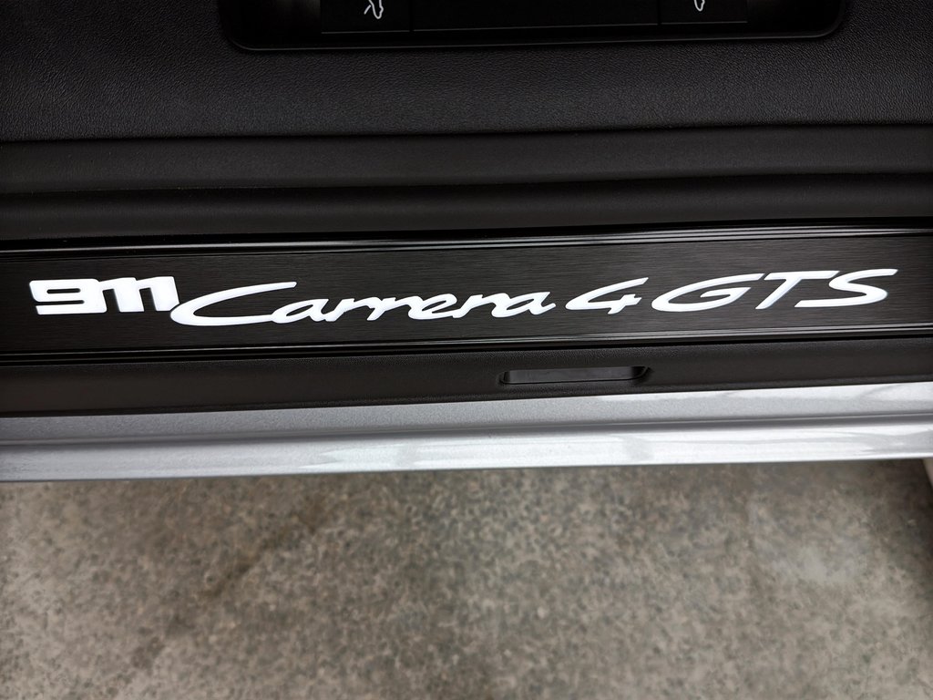 Porsche 911 Carrera 4 GTS Cabriolet Premium Package 2025 à Laval, Québec - 33 - w1024h768px