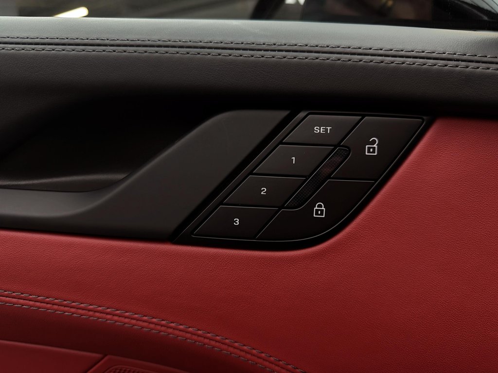 2025 Porsche 911 Carrera 4 GTS Cabriolet Premium Package in Laval, Quebec - 32 - w1024h768px