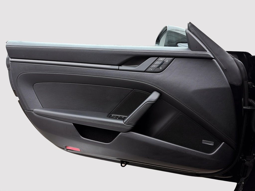 2025 Porsche 911 Carrera 4 GTS Cabriolet Ceramic Composite Brakes in Laval, Quebec - 31 - w1024h768px