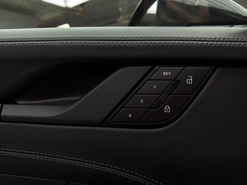 2025 Porsche 911 Carrera 4 GTS Cabriolet Ceramic Composite Brakes in Laval, Quebec - 32 - w1024h768px