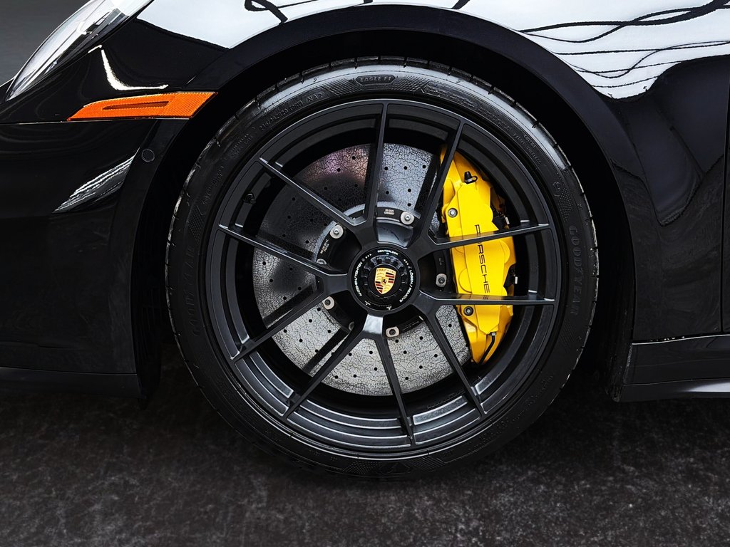 2025 Porsche 911 Carrera 4 GTS Cabriolet Ceramic Composite Brakes in Laval, Quebec - 14 - w1024h768px