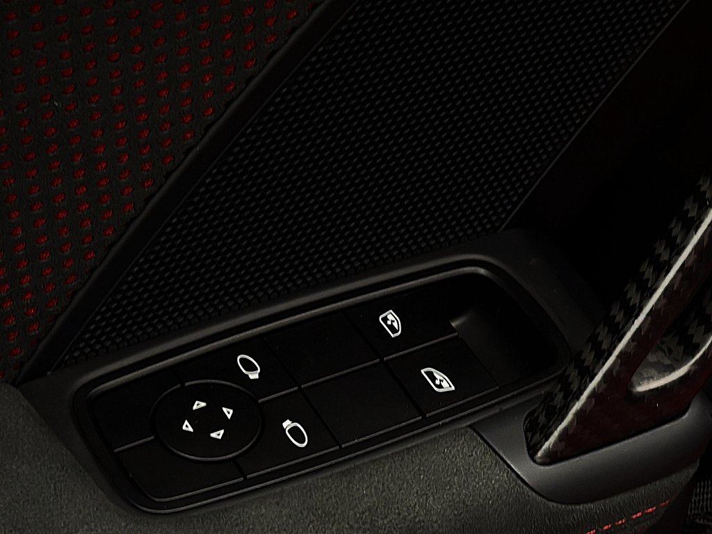 2025 Porsche 911 GT3 RS Weissach Package Ceramic Composite Brakes in Laval, Quebec - 31 - w1024h768px