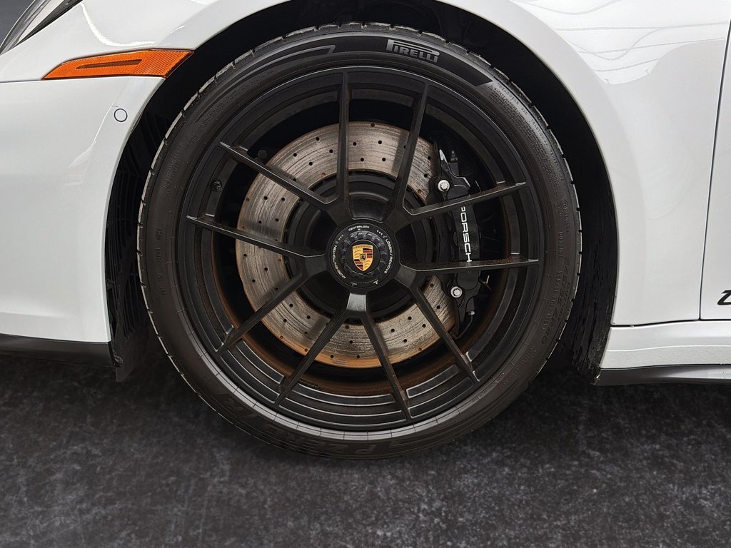 2025 Porsche 911 in Laval, Quebec - 15 - w1024h768px