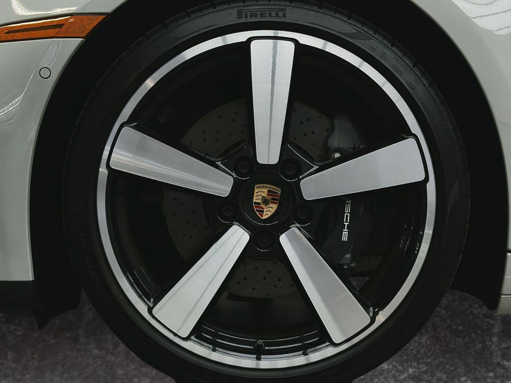 2025 Porsche 911 in Laval, Quebec - 13 - w1024h768px