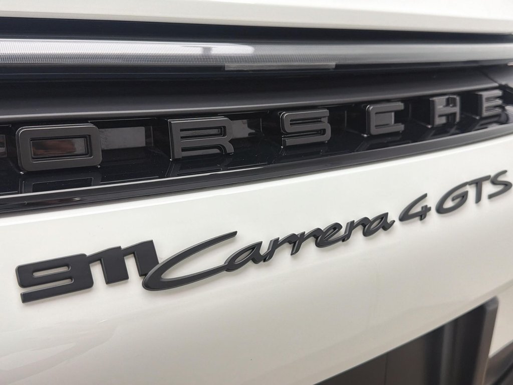 2025 Porsche 911 in Laval, Quebec - 10 - w1024h768px