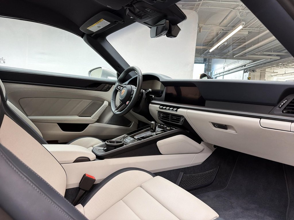 2026 Porsche 911 4 GTS in Laval, Quebec - 26 - w1024h768px