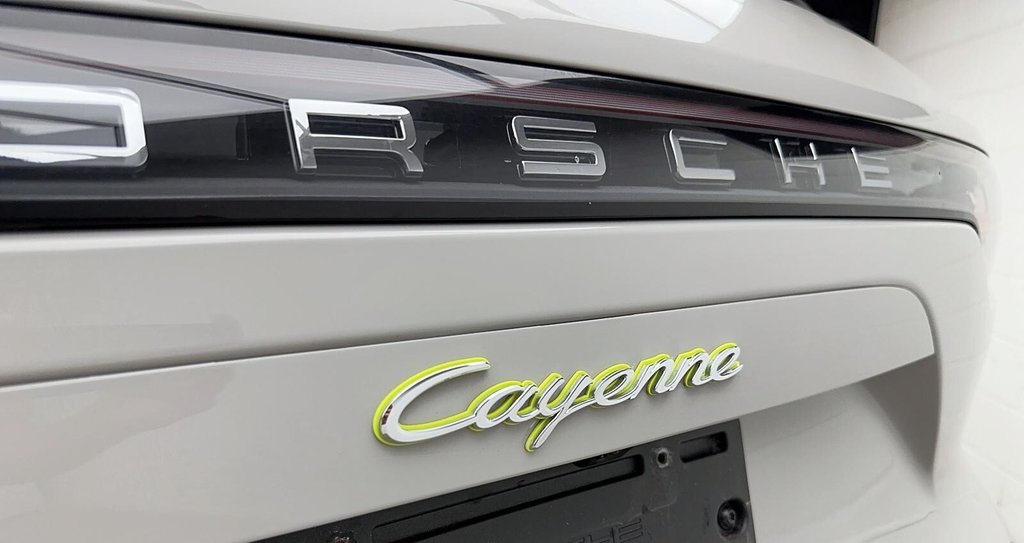 2021  Cayenne E-Hybrid  Premium Package in Laval, Quebec - 10 - w1024h768px