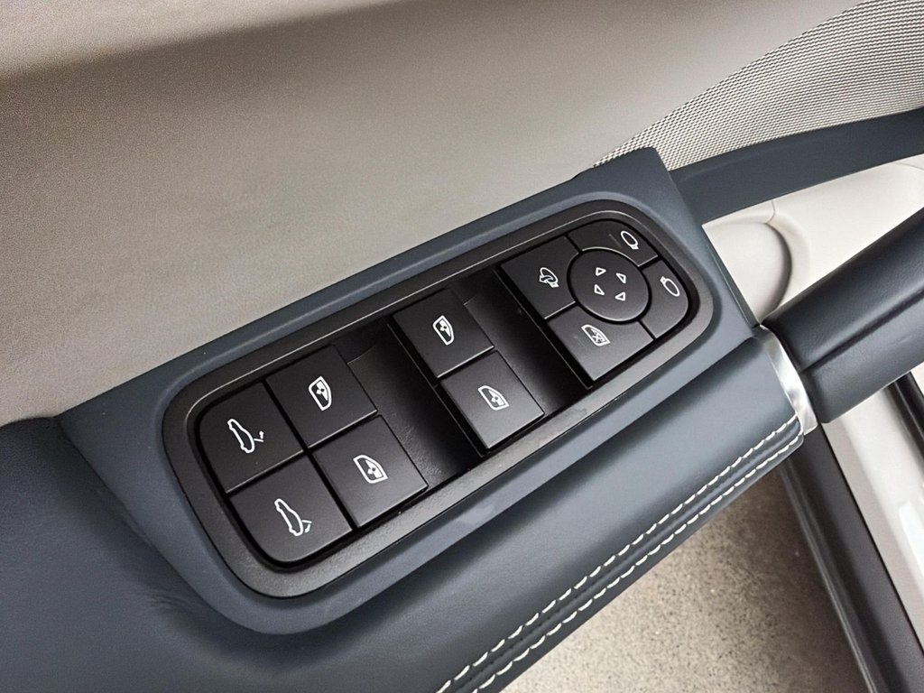 2022 Porsche Cayenne in Laval, Quebec - 29 - w1024h768px
