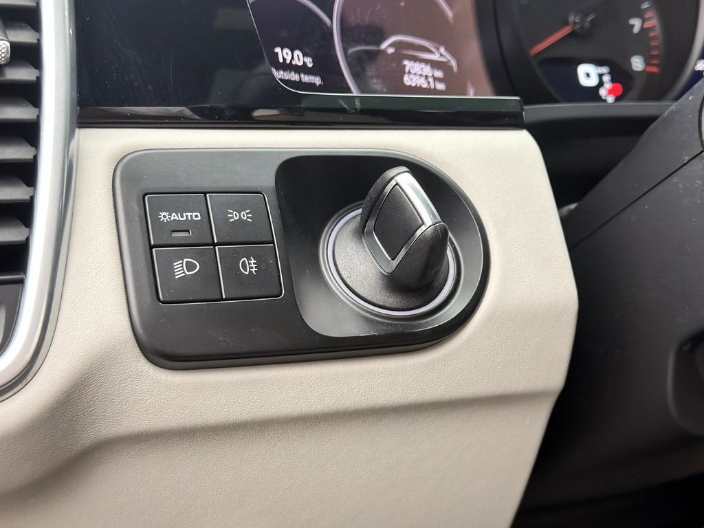 2022 Porsche Cayenne in Laval, Quebec - 17 - w1024h768px