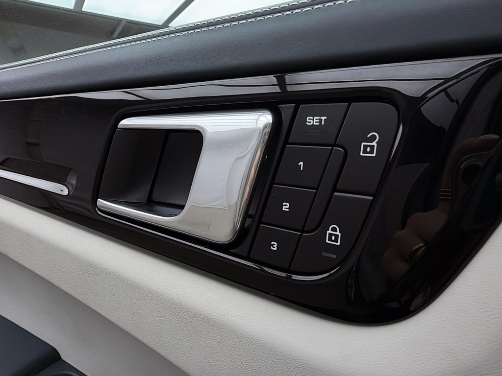 2022 Porsche Cayenne in Laval, Quebec - 28 - w1024h768px