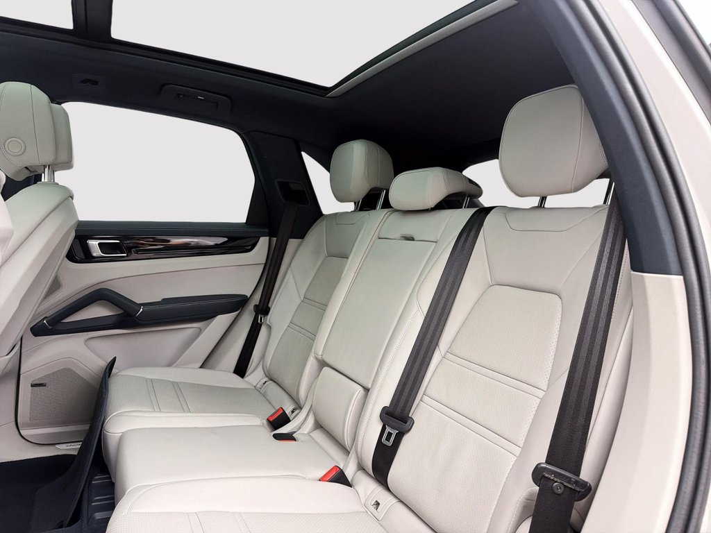2022 Porsche Cayenne in Laval, Quebec - 26 - w1024h768px