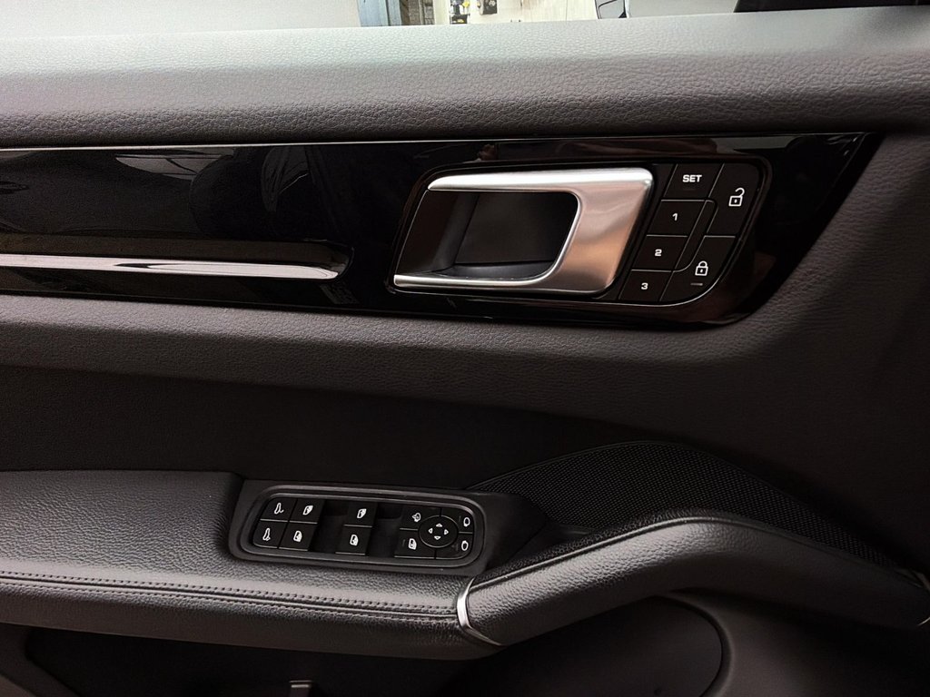 Porsche Cayenne  2023 à Laval, Québec - 28 - w1024h768px