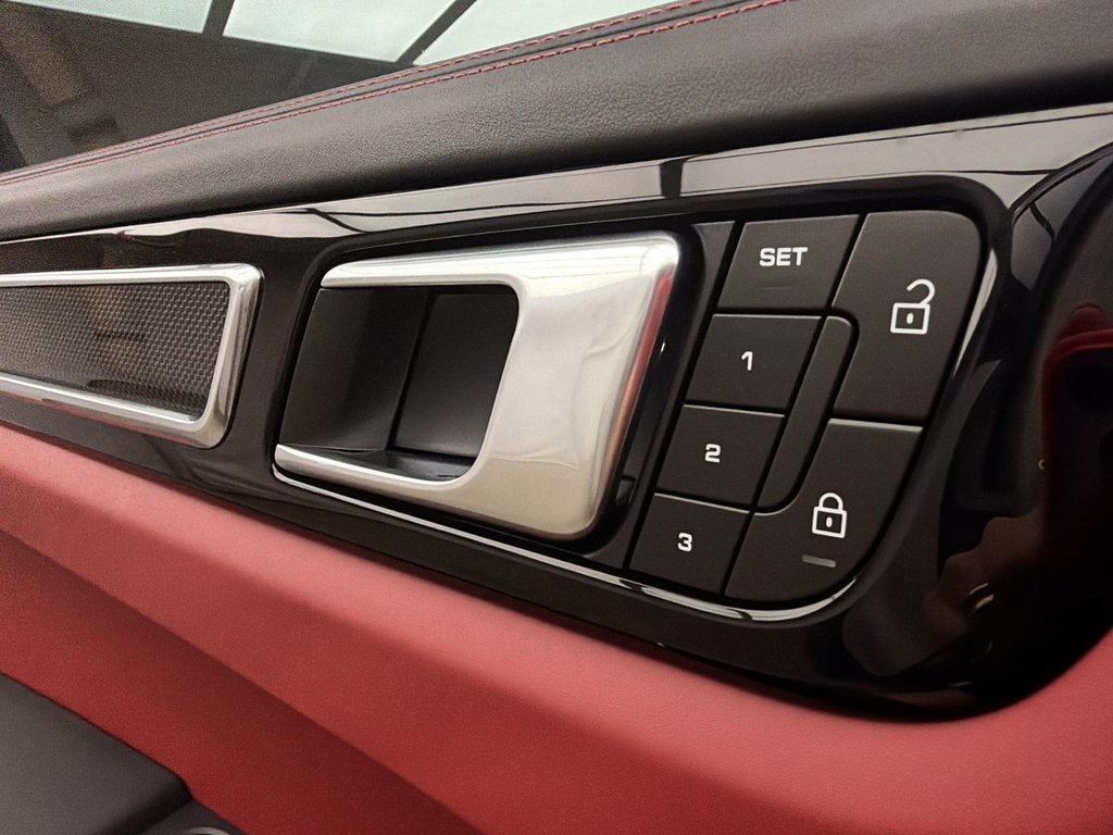 2023 Porsche Cayenne in Laval, Quebec - 28 - w1024h768px