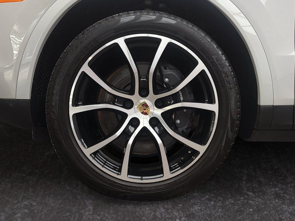 2023 Porsche Cayenne in Laval, Quebec - 10 - w1024h768px