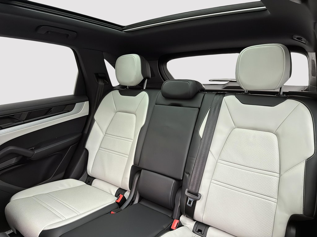 2024 Porsche Cayenne Premium Package Plus in Laval, Quebec - 19 - w1024h768px