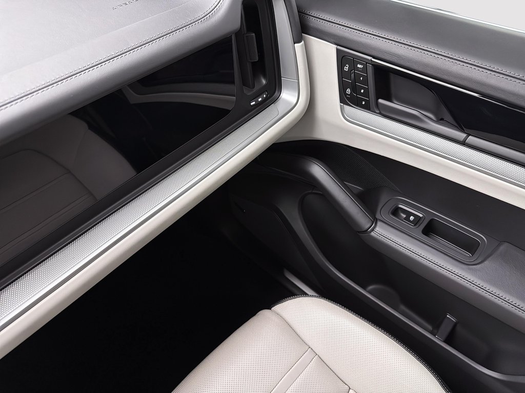 2024 Porsche Cayenne Premium Package Plus in Laval, Quebec - 31 - w1024h768px