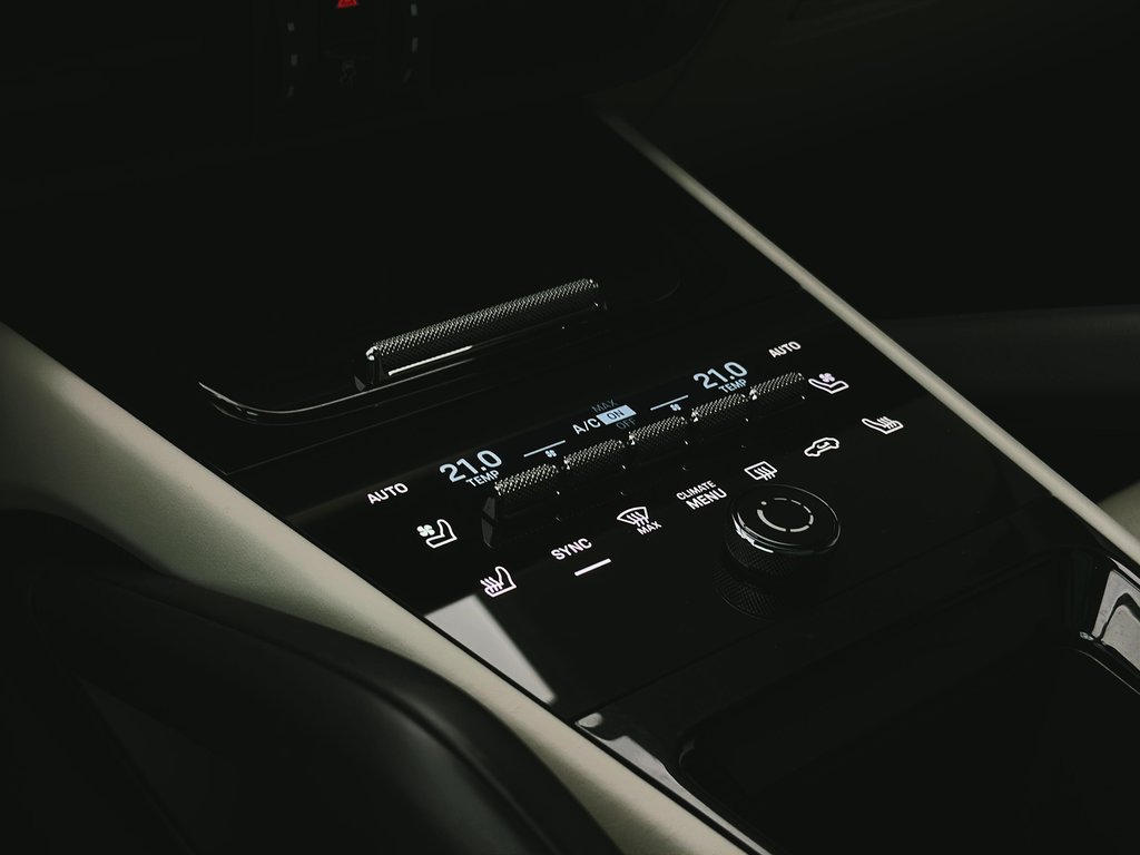 2024 Porsche Cayenne Premium Package Plus in Laval, Quebec - 30 - w1024h768px