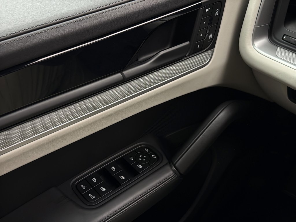 2024 Porsche Cayenne Premium Package Plus in Laval, Quebec - 23 - w1024h768px