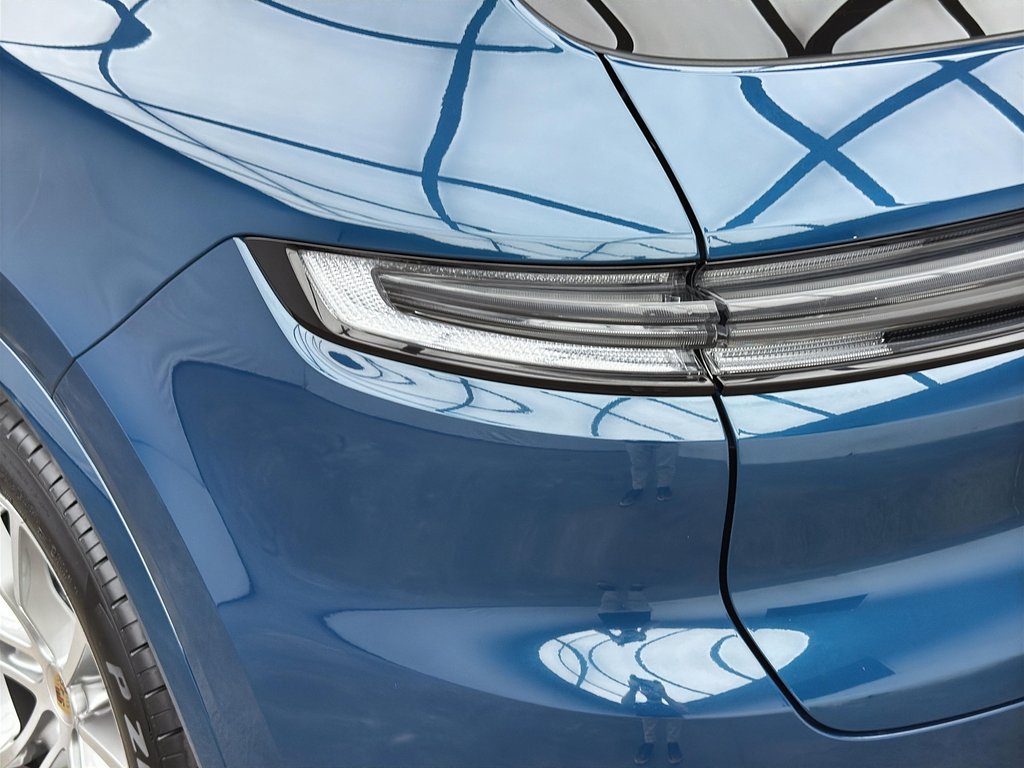 2024 Porsche Cayenne Premium Package Plus in Laval, Quebec - 12 - w1024h768px