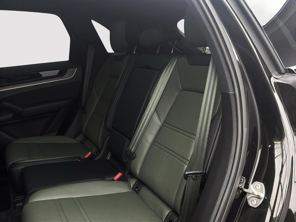 2024 Porsche Cayenne AWD in Laval, Quebec - 27 - w1024h768px