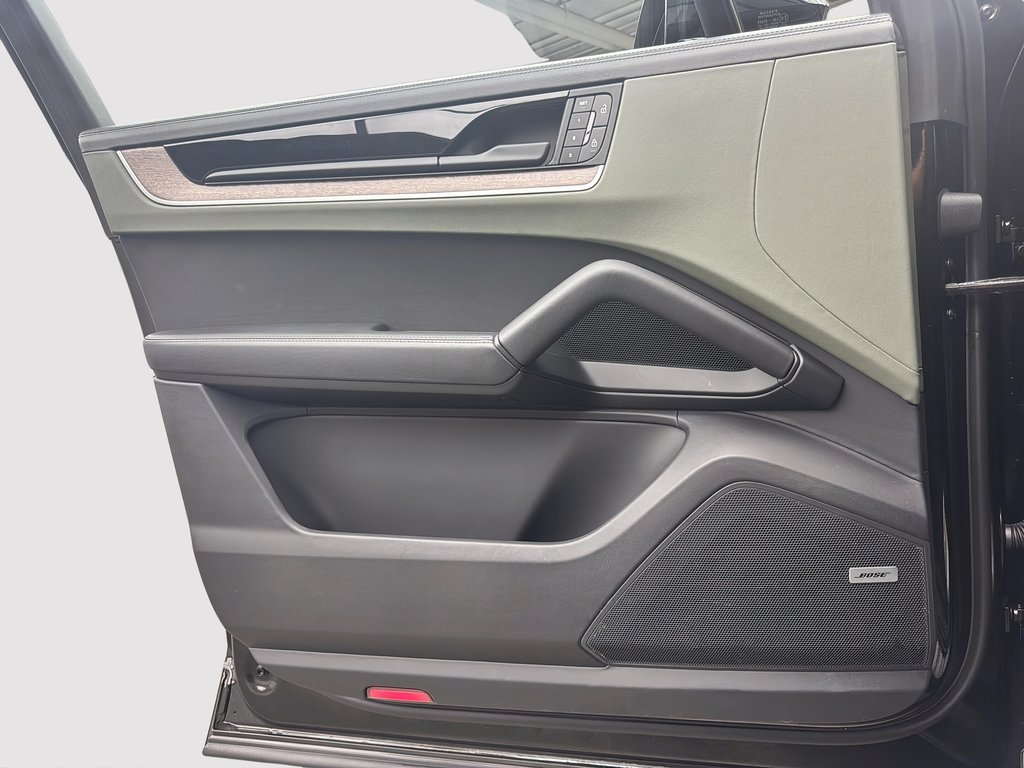 2024 Porsche Cayenne AWD in Laval, Quebec - 29 - w1024h768px