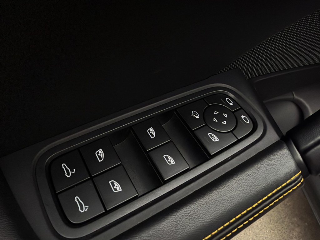 2024 Porsche Cayenne in Laval, Quebec - 28 - w1024h768px