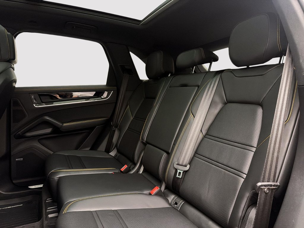 2024 Porsche Cayenne in Laval, Quebec - 25 - w1024h768px