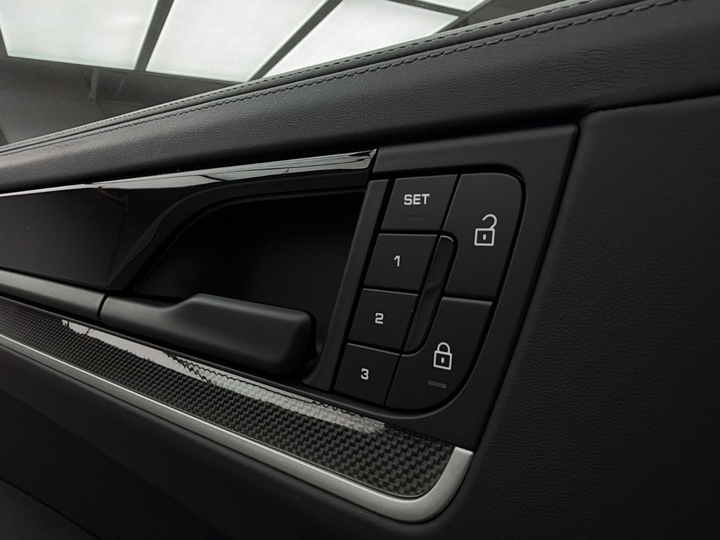 2024 Porsche Cayenne in Laval, Quebec - 28 - w1024h768px