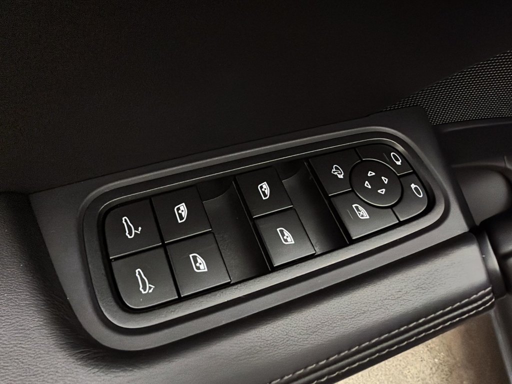 2024 Porsche Cayenne in Laval, Quebec - 29 - w1024h768px