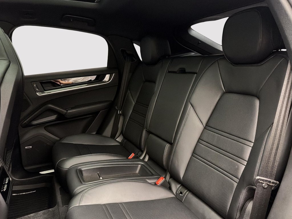 2024 Porsche Cayenne in Laval, Quebec - 25 - w1024h768px