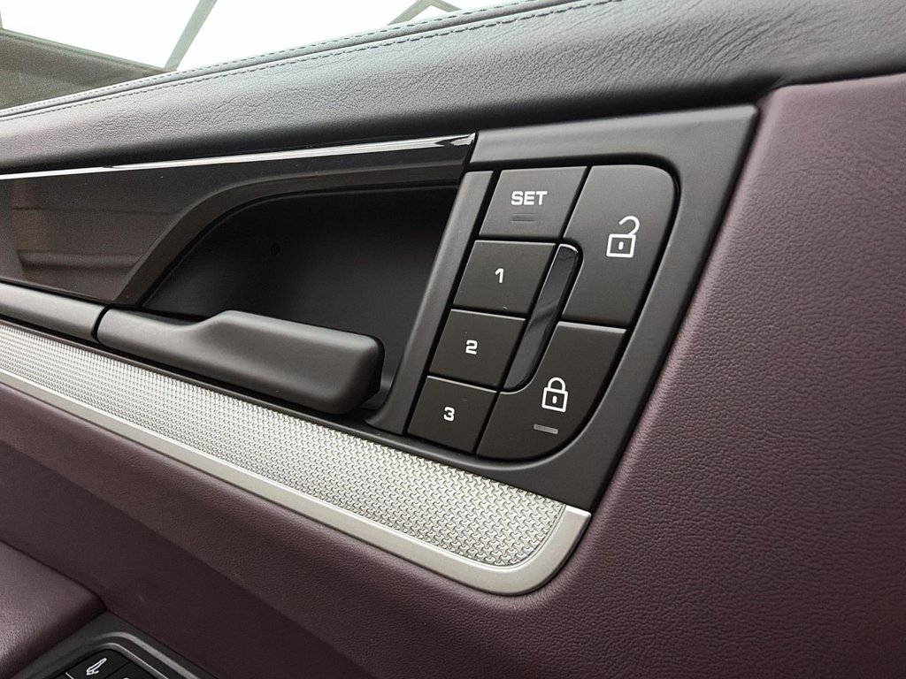Porsche Cayenne E-Hybrid 2024 à Laval, Québec - 28 - w1024h768px