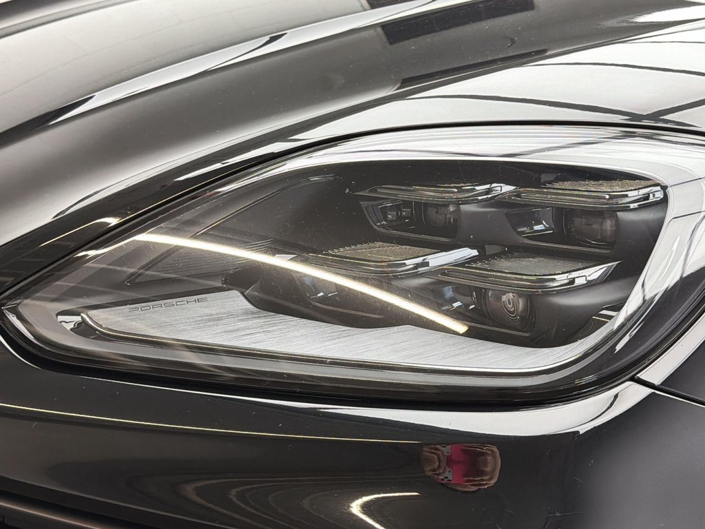 2025 Porsche Cayenne in Laval, Quebec - 8 - w1024h768px