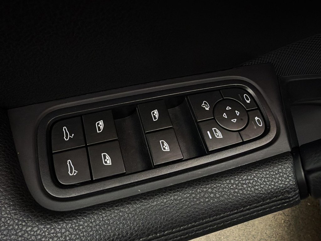 2025 Porsche Cayenne in Laval, Quebec - 27 - w1024h768px