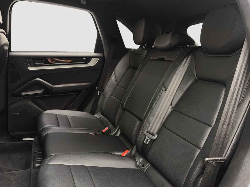2025 Porsche Cayenne in Laval, Quebec - 24 - w1024h768px
